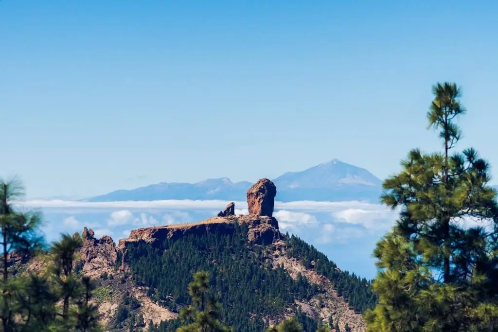 Panorámica Roque Nublo con el Teide de fondo.